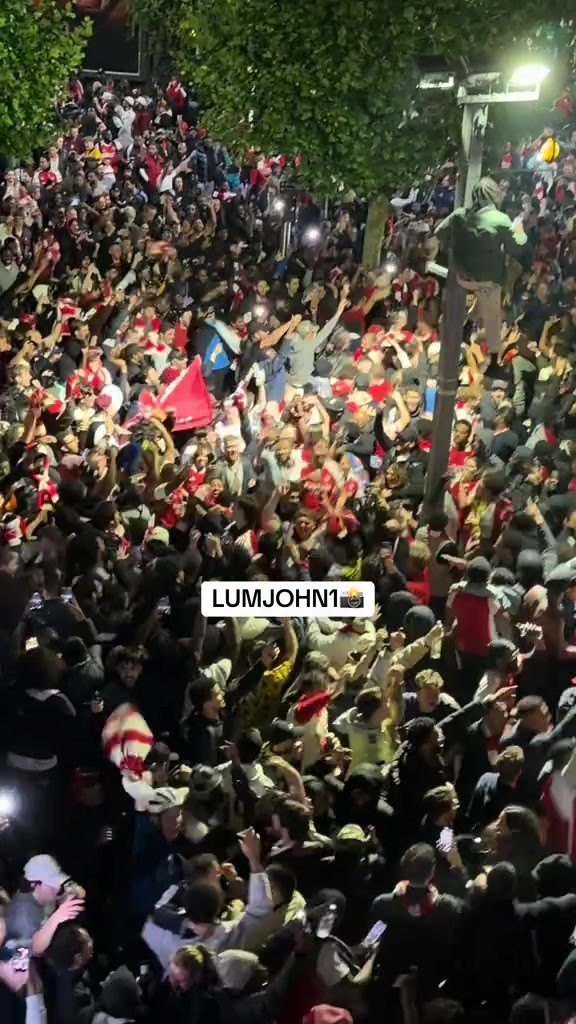 难忘今宵❤!凌晨四点的酋长球场外,枪迷们仍在彻夜狂欢